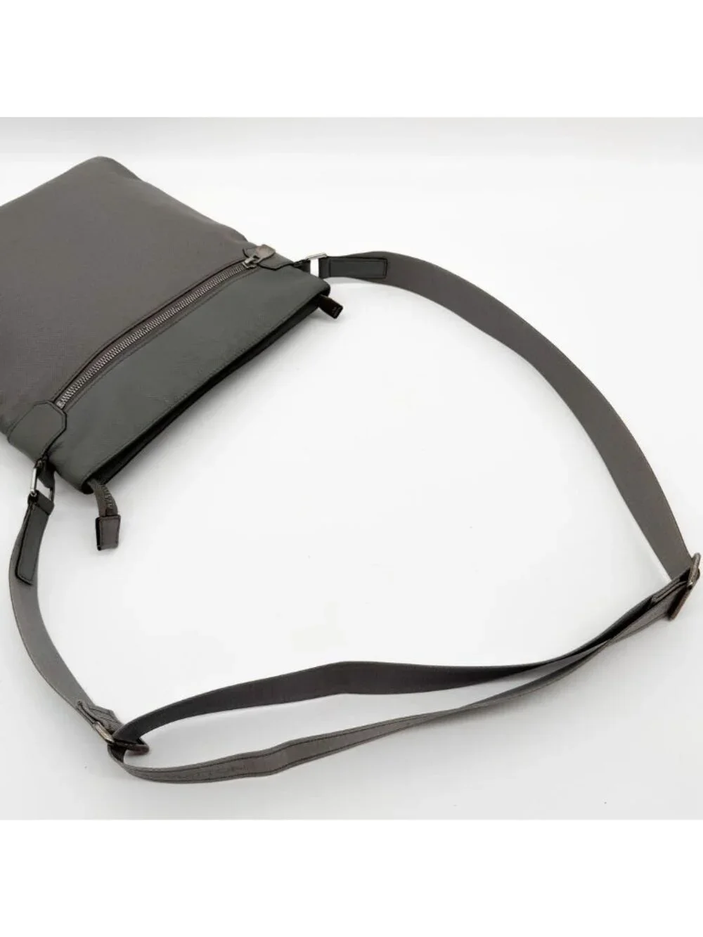Louis Vuitton Sasha Taiga Shoulder Bag Crossbody Leather Messenger
